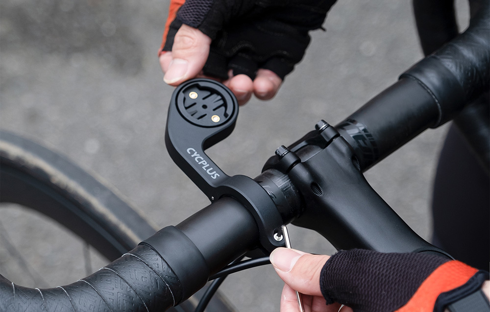 Widok boczny uchwytu Cycplus Z1 prezentujący system montażowy dostosowany do kierownicy 31,8 mm.